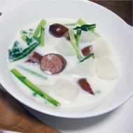 カブとソーセージのミルクスープ